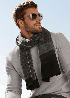 Cosy Knitted Scarf by Le Jogger