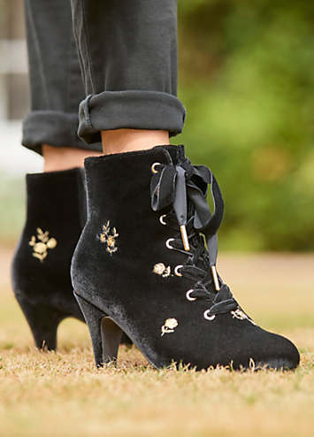 Ankle boots with ribbon laces online