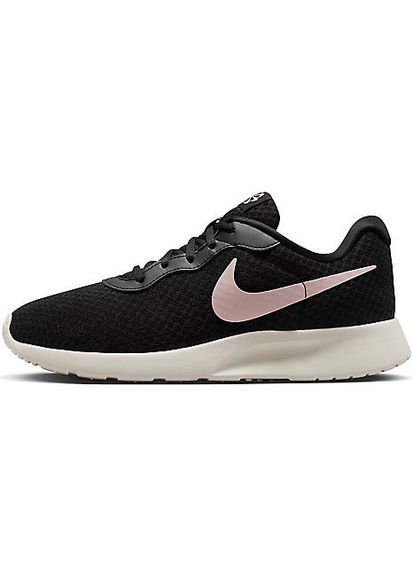 Nike tanjun black trainers best sale